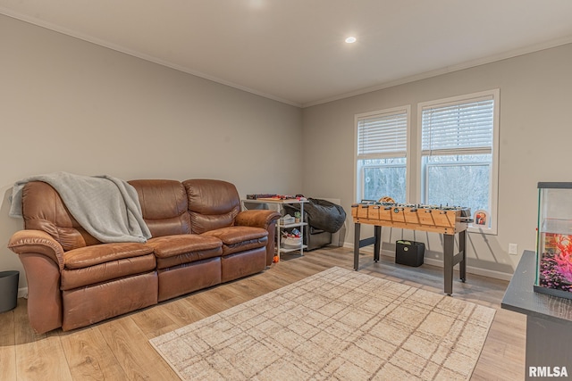 living area with light wood-style floors, recessed lighting, crown molding, and baseboards