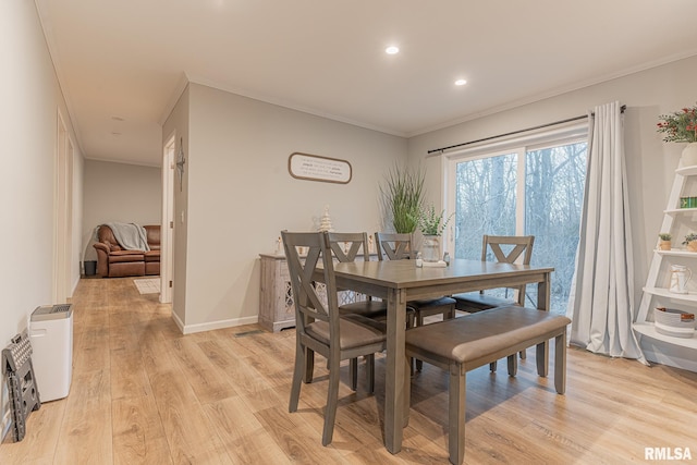 dining area featuring baseboards, recessed lighting, light wood-style flooring, and crown molding