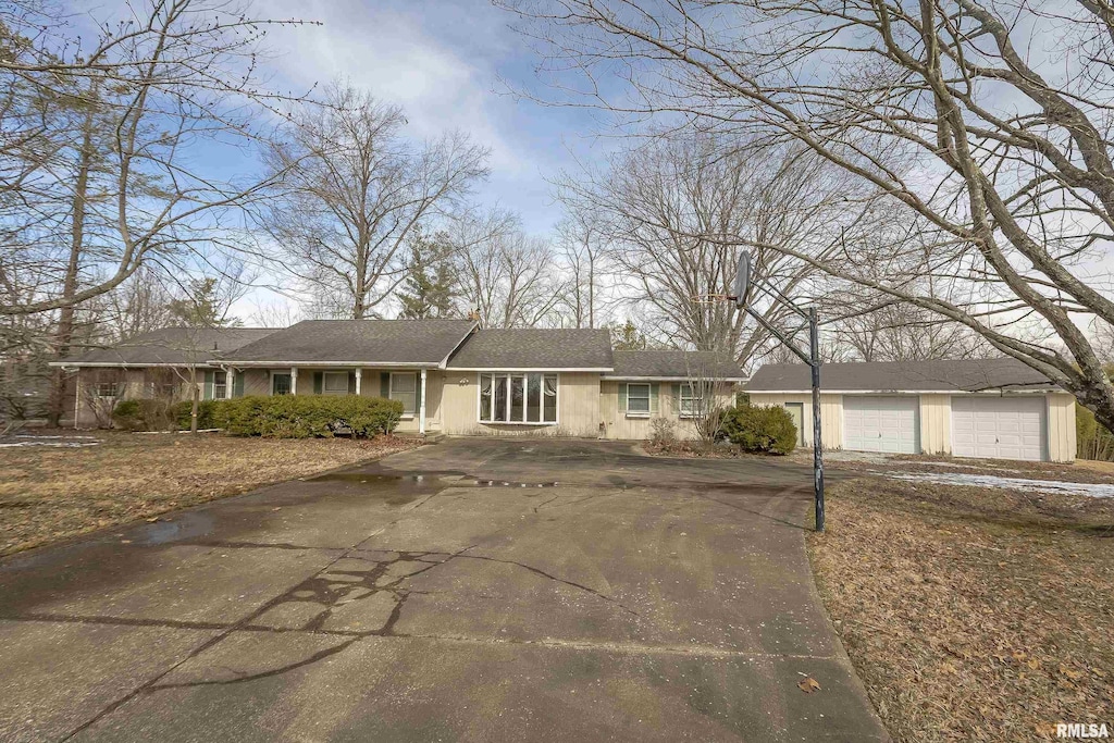 137 Peachtree Ln, Carbondale, IL 62902 - photo 1