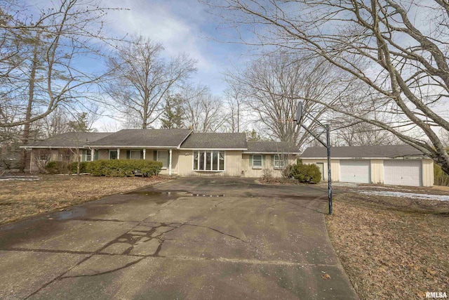 137 Peachtree Ln, Carbondale, IL 62902 - photo 1