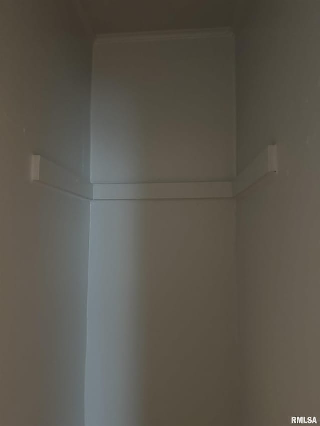 details featuring crown molding