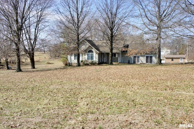 single story home with a front lawn