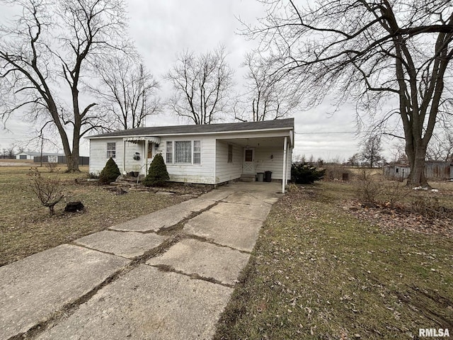 view of front of house featuring driveway and a carport