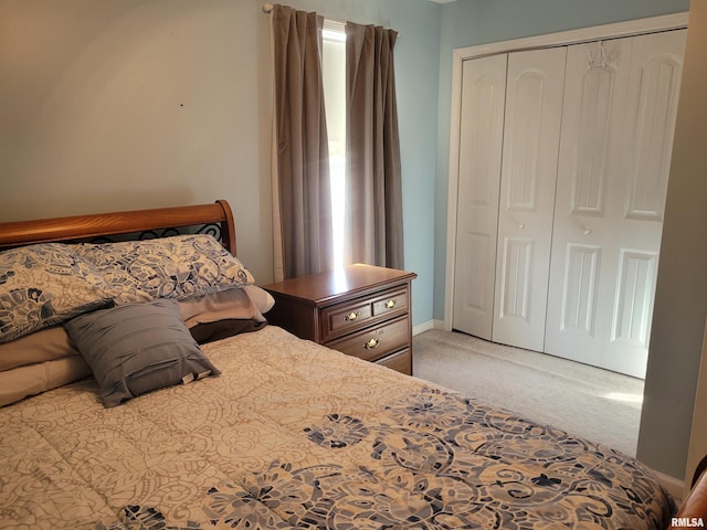 bedroom featuring a closet, baseboards, and carpet flooring