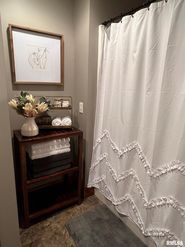 full bathroom with curtained shower