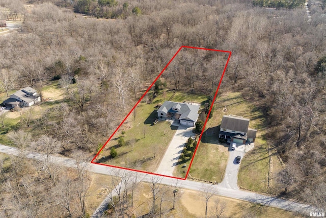 birds eye view of property featuring a forest view