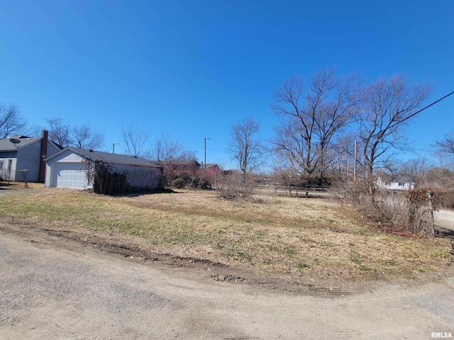 905 W Monroe St, Herrin, IL 62948 - view of yard featuring a garage and an outdoor structure