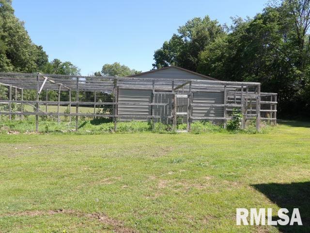 view of outdoor structure featuring an outdoor structure