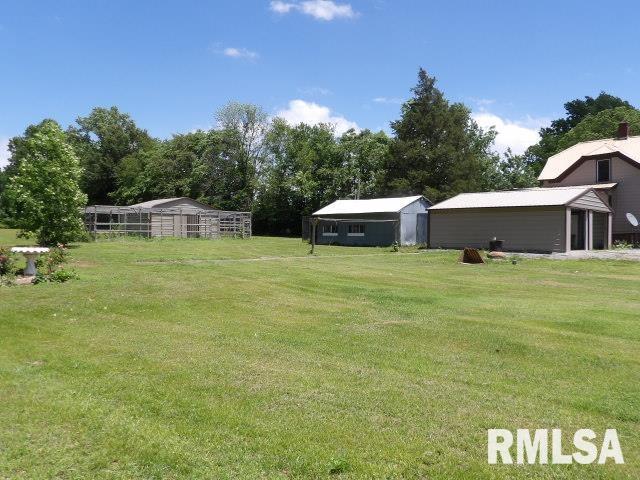 view of yard featuring an outbuilding