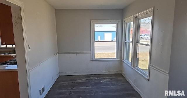 empty room featuring baseboards, visible vents, and concrete flooring