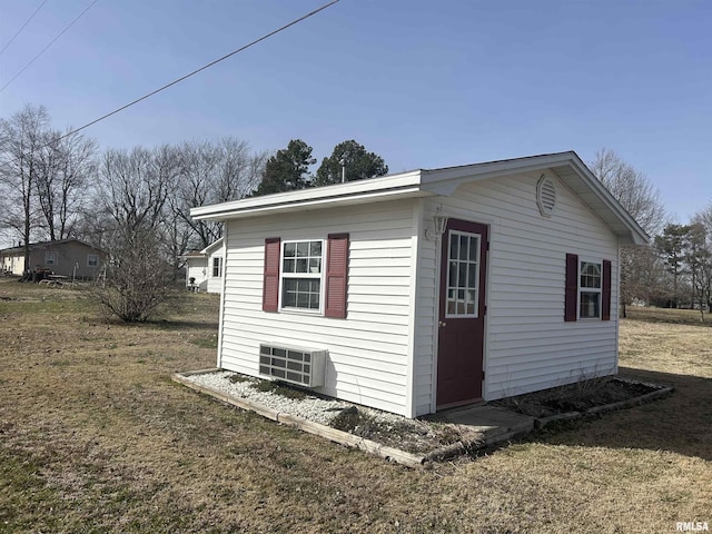 view of outdoor structure featuring an outbuilding