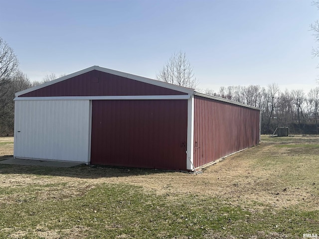 view of pole building featuring a lawn