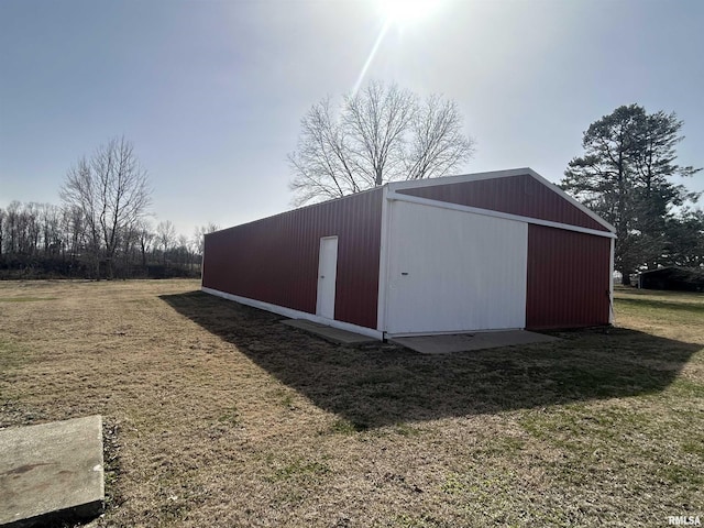 view of pole building featuring a yard