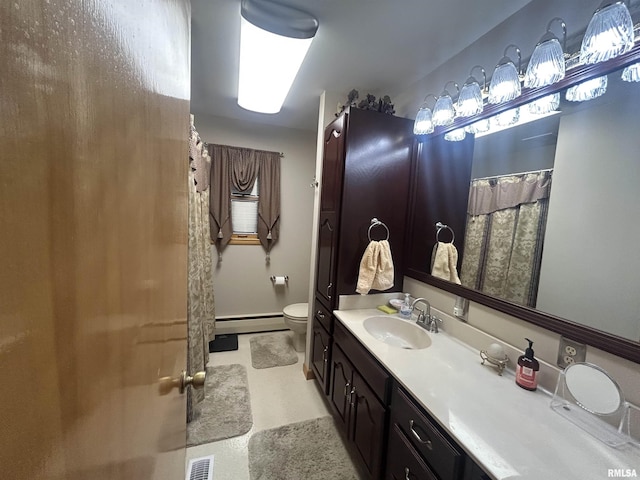 full bathroom featuring visible vents, toilet, a shower with curtain, vanity, and a baseboard heating unit