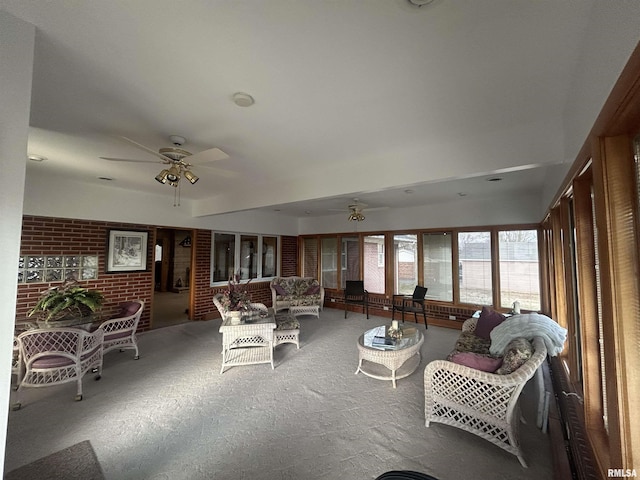 sunroom with ceiling fan