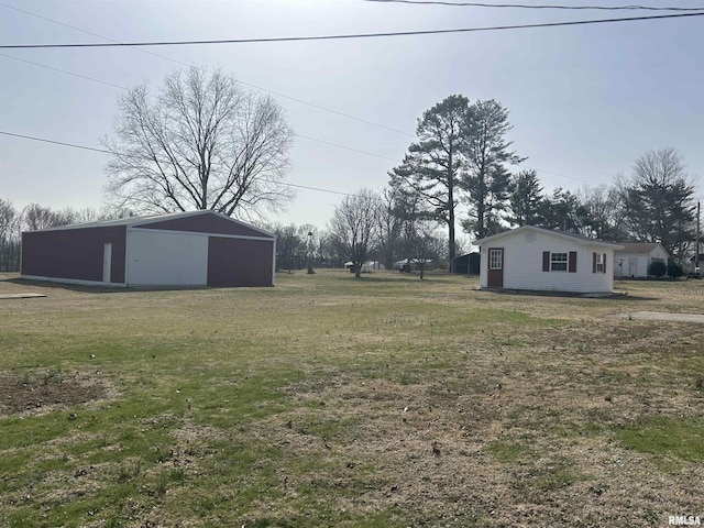 view of yard with an outbuilding and a garage