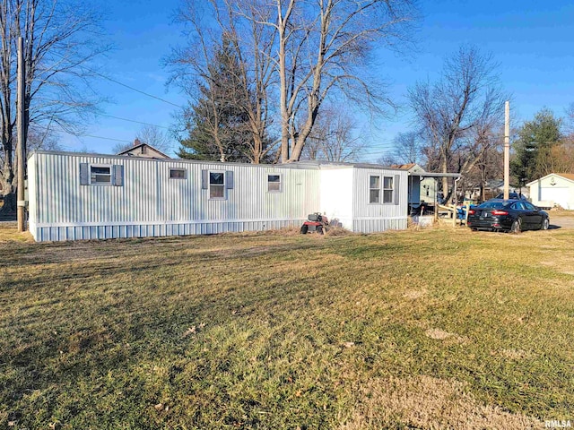 manufactured / mobile home featuring a front yard