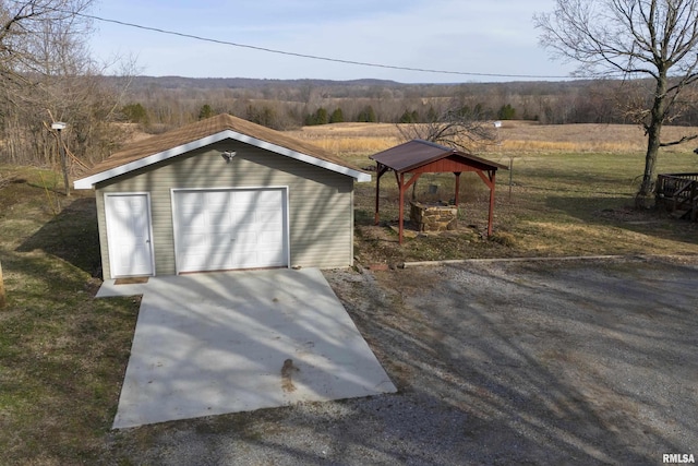 view of outdoor structure featuring an outbuilding