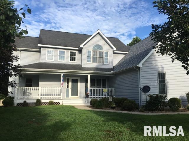 view of front of property with a porch and a front yard