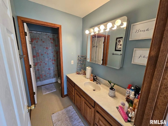 full bathroom with curtained shower, baseboards, toilet, and vanity