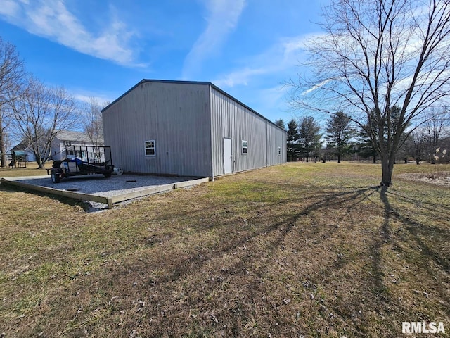 view of pole building featuring a yard