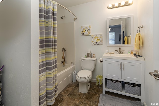 full bath featuring vanity, toilet, baseboards, and shower / bath combo