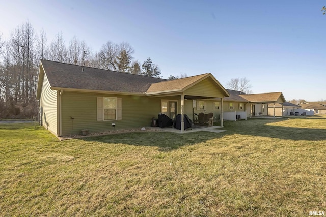 view of front of property featuring a patio and a front yard