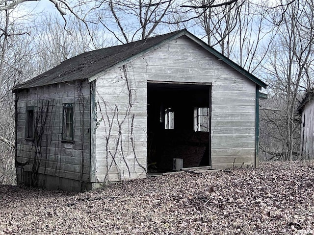 view of outdoor structure featuring an outbuilding