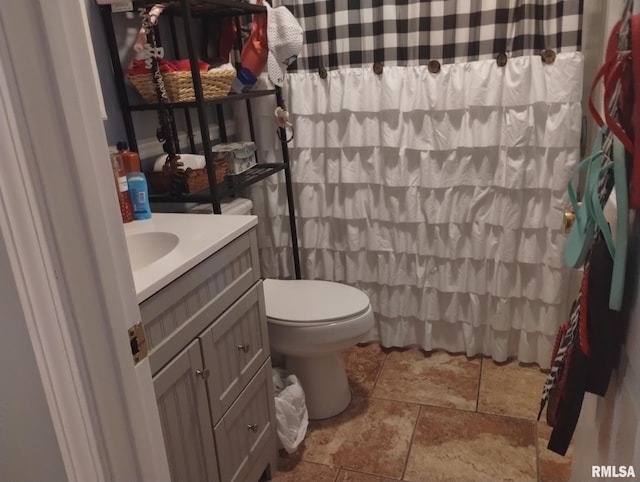 full bathroom with vanity, toilet, and a shower with curtain