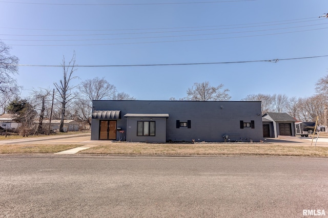 view of front facade featuring driveway and a garage