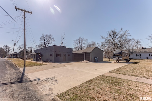 view of front of home with an outbuilding, a garage, and a front lawn