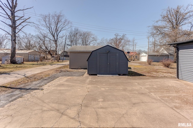 view of shed with concrete driveway