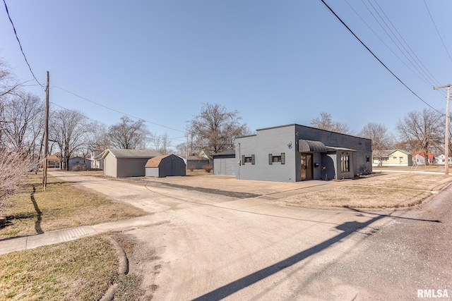 exterior space featuring driveway