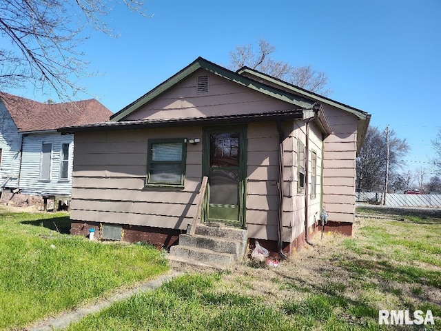 407 N Ohio St, Mound City, IL 62963 - bungalow featuring entry steps and a front yard