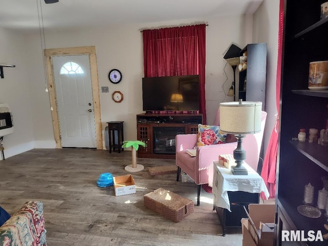 407 N Ohio St, Mound City, IL 62963 - living area featuring heating unit and wood finished floors