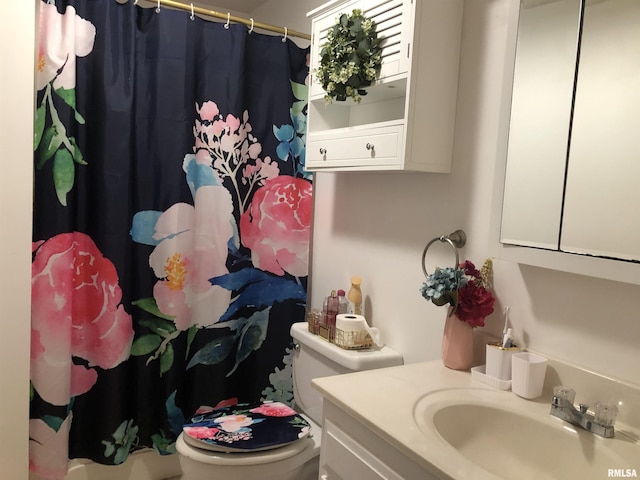 full bathroom with curtained shower, toilet, and vanity