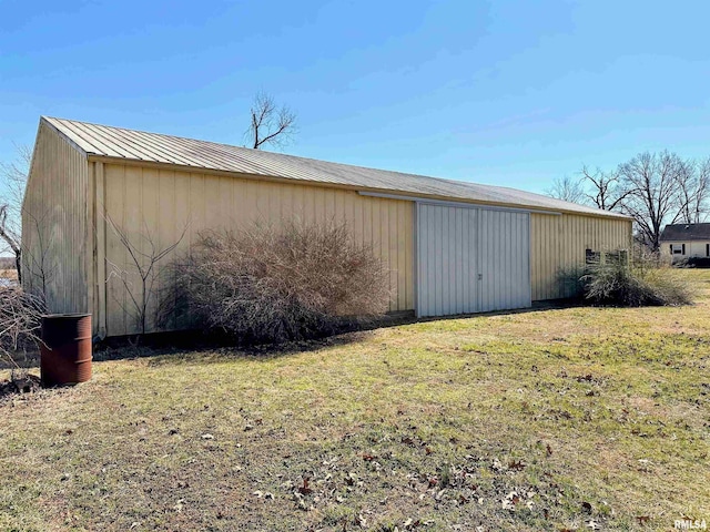 view of pole building featuring a lawn