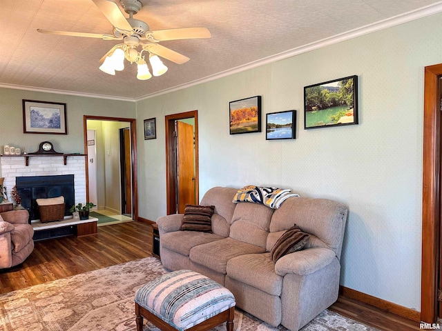 living area featuring crown molding, wood finished floors, and baseboards