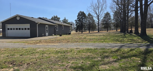 view of yard with driveway