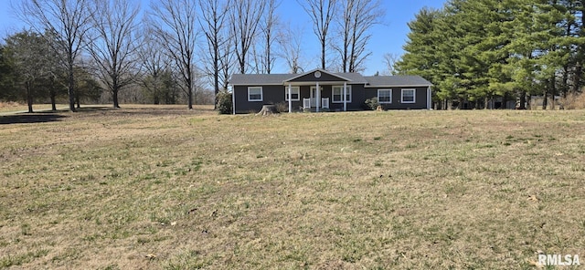 ranch-style home featuring a front lawn