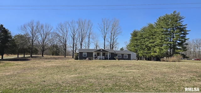 view of front of property with a front yard