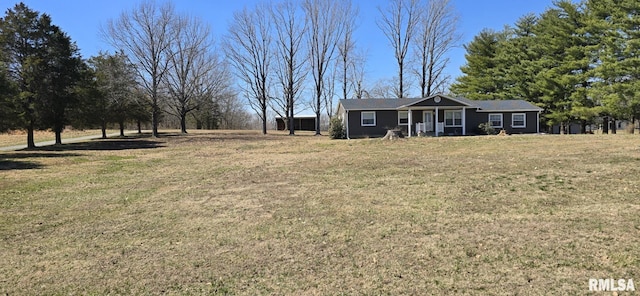 view of front of property featuring a front yard