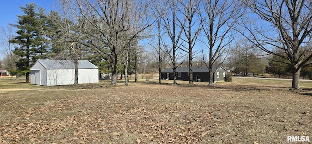 view of yard with an outdoor structure and a pole building