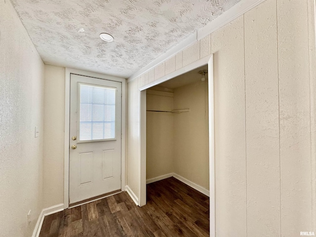 entryway with a textured ceiling, baseboards, and dark wood-style flooring