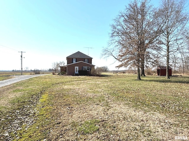 view of yard featuring an outdoor structure