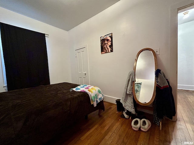 bedroom with baseboards and hardwood / wood-style floors