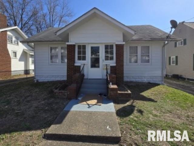 bungalow featuring entry steps and a front yard