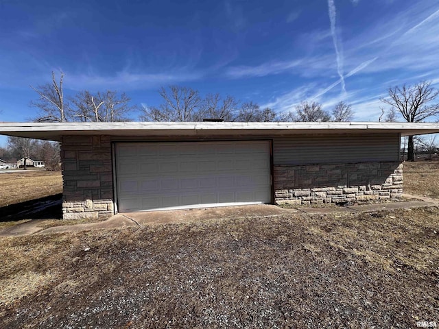 garage featuring dirt driveway