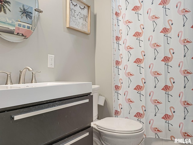 full bath with curtained shower, toilet, and vanity
