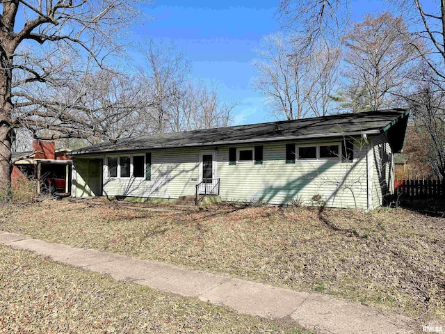 607 S Skyline Dr, Carbondale, IL 62901 - view of front facade featuring fence